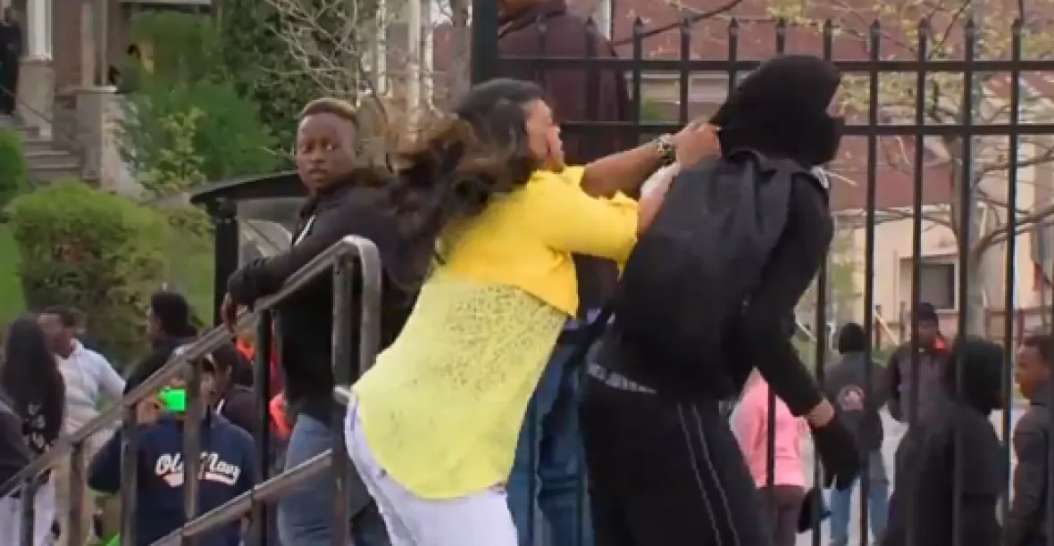 VIDEO: Máma profackovala násilníka z Baltimoru