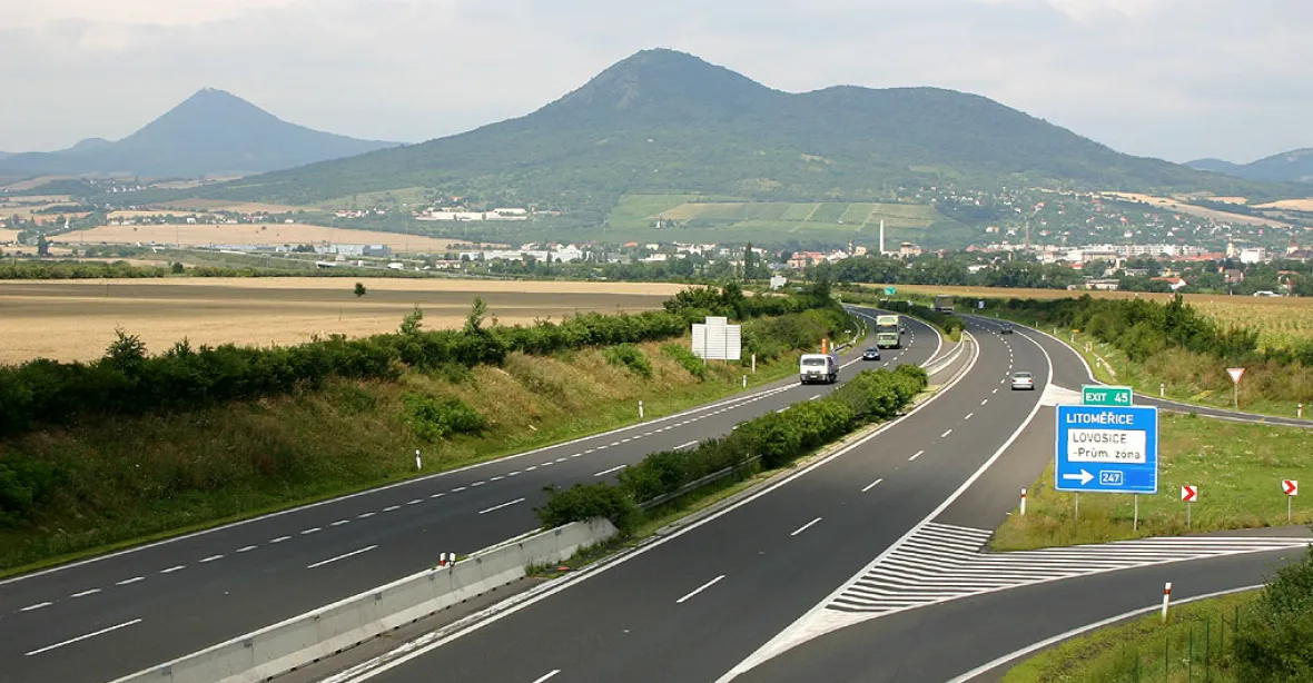 Poslanci: Na dálnicích jezděte až 150 km/h. Ministr nesouhlasí