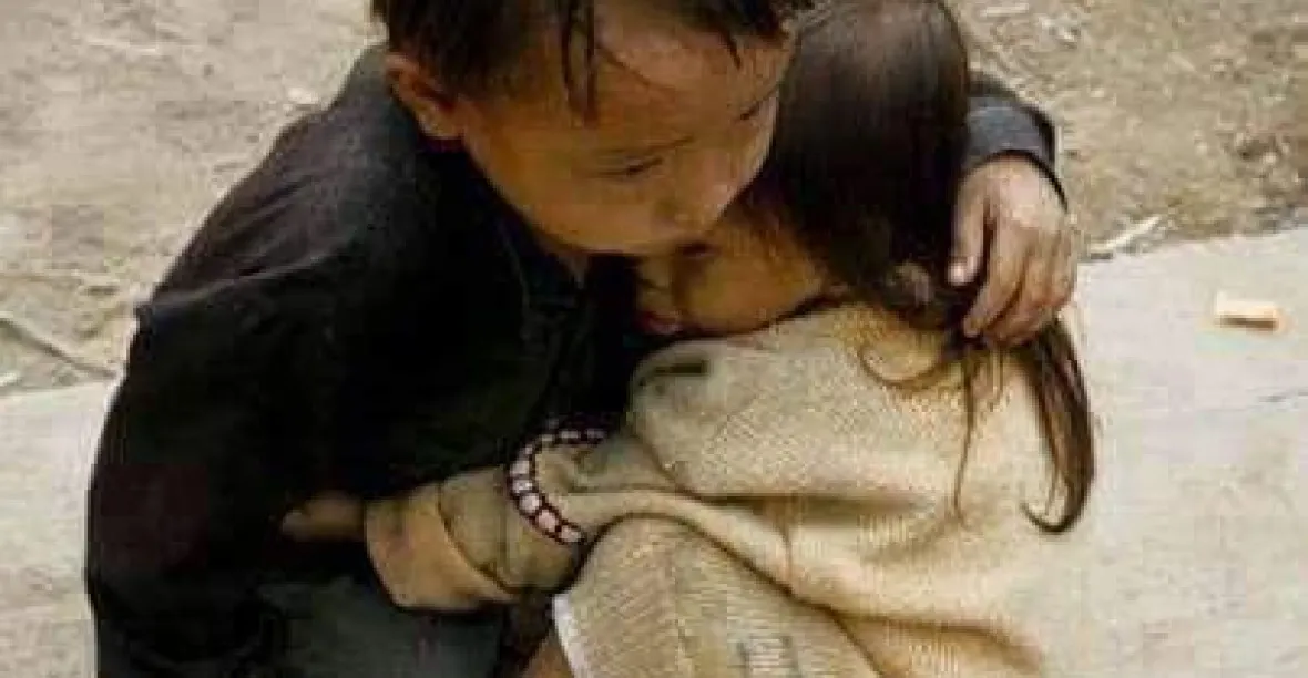 Fotka vyděšených dětí dojímala Twitter. Z Nepálu ale není