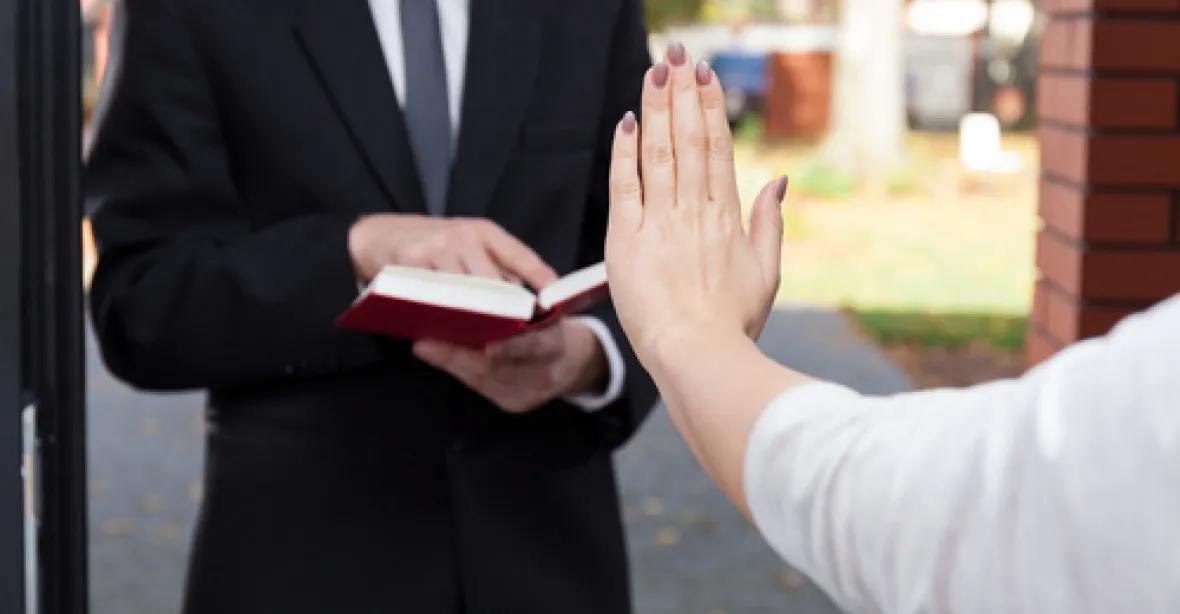 Svědci Jehovovi týrají ženy. Bývalá členka promluvila