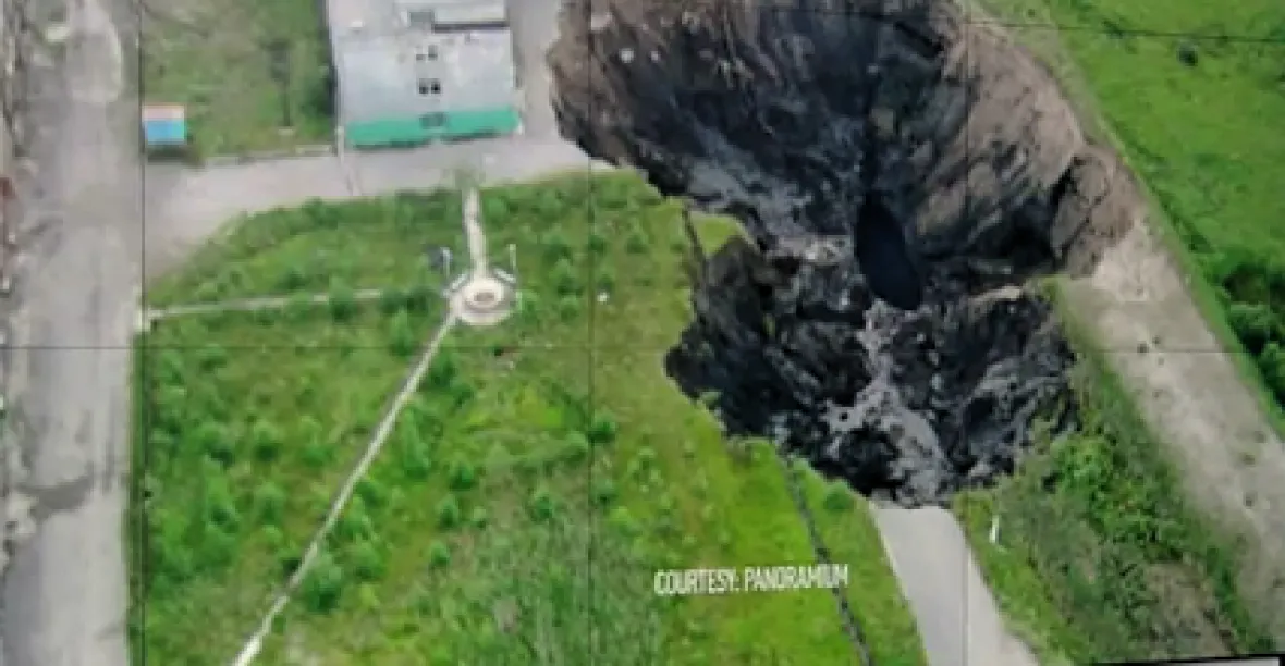 VIDEO: Záhadné krátery se objevují i na Uralu