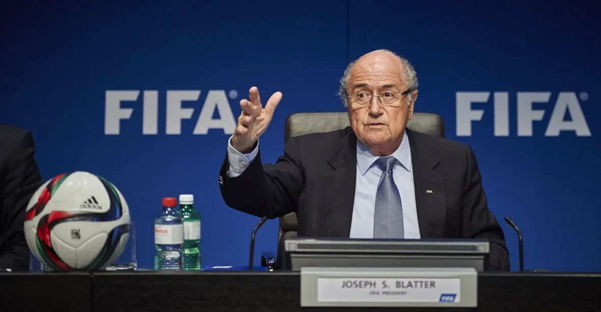 Koupený šampionát, obálky plné dolarů... Co vše přežije šéf FIFA?