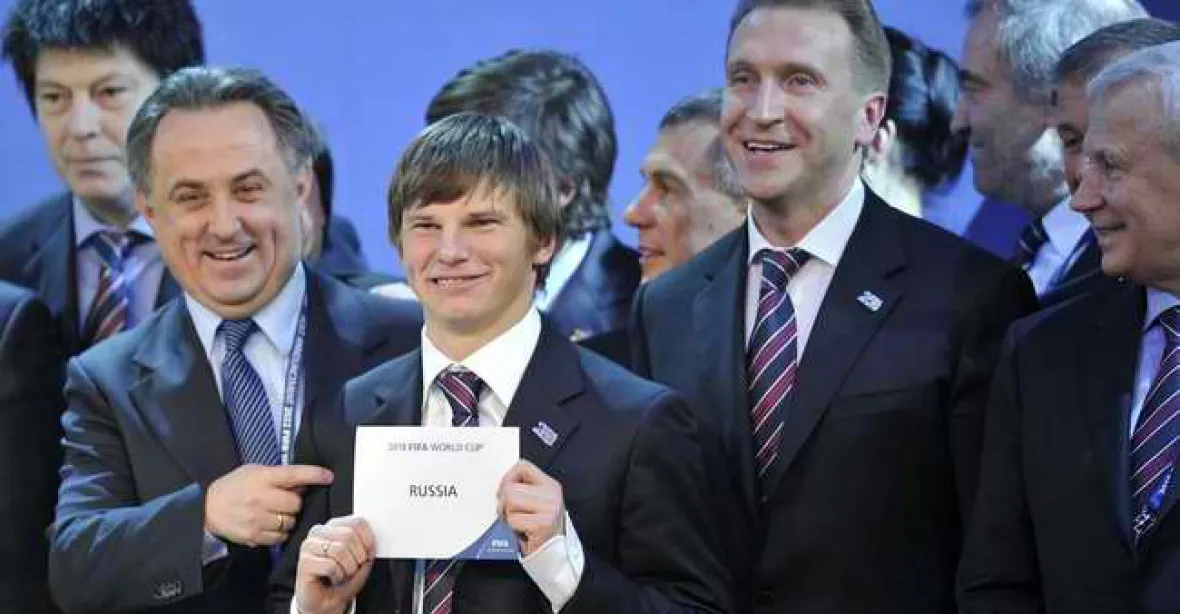 Zrušte šampionát v Rusku i v Kataru, žádá bývalý šéf UEFA