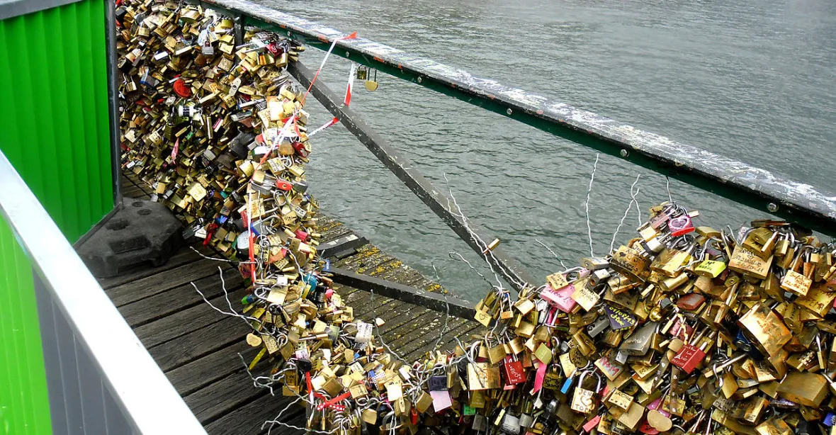 Paříž zakázala zámky zamilovaných. Ničí slavné mosty