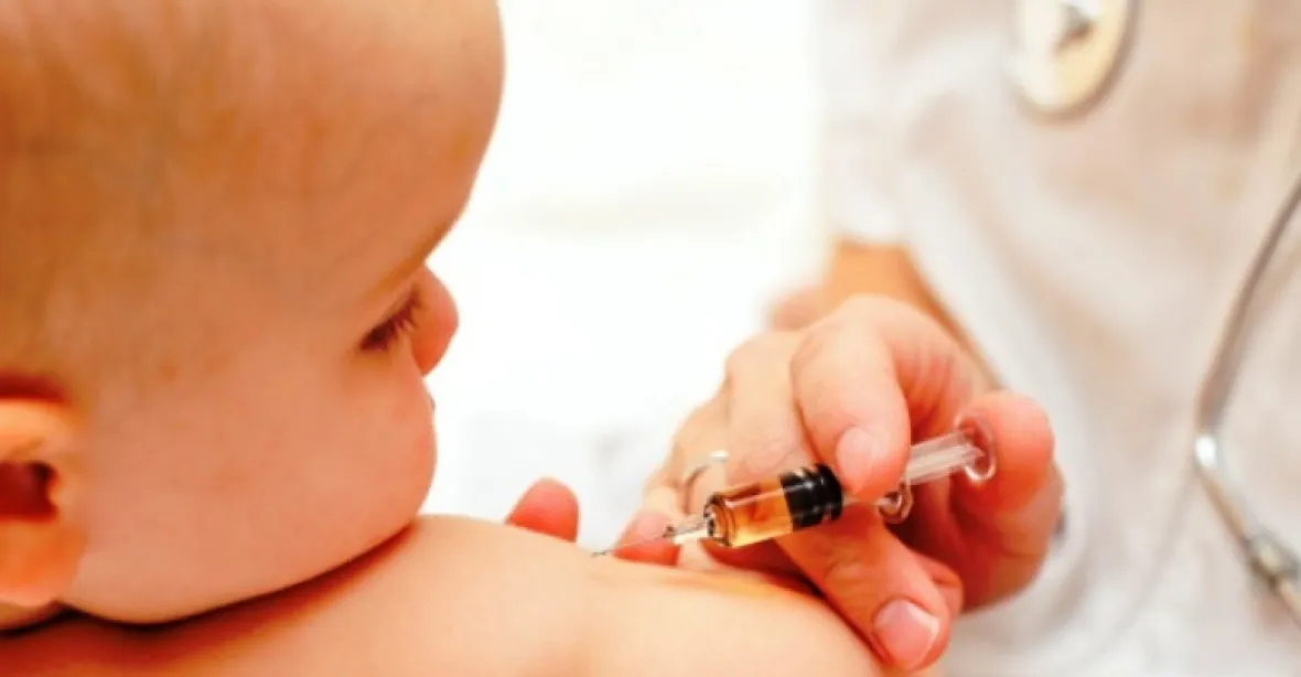 Přispívá očkování dětí k autismu? Americký spor dorazil i do Česka