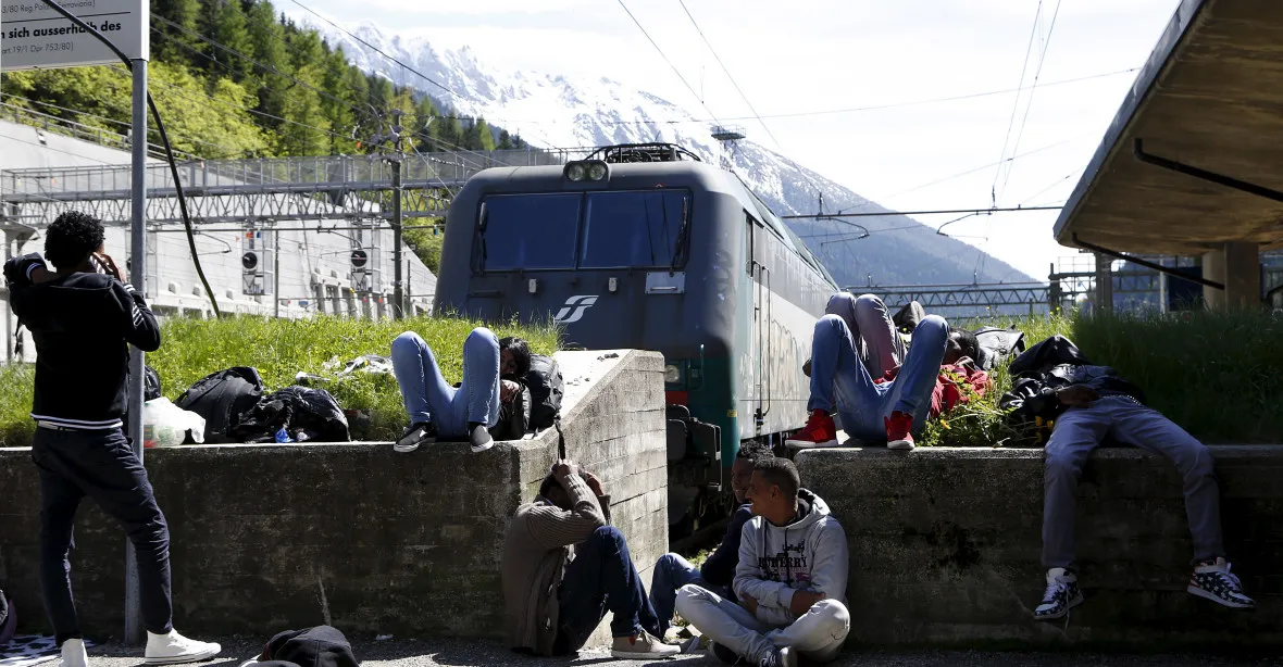 Tisíce uprchlíků nocují na italských nádražích