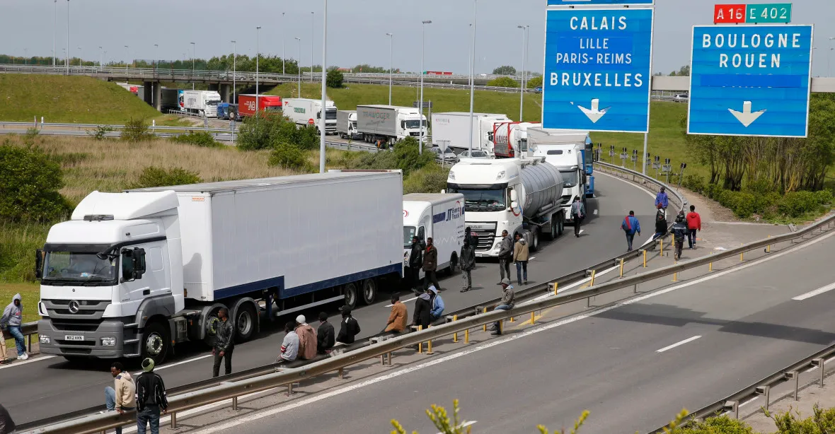 Provoz přes La Manche zastavila stávka, imigranti toho chtěli využít