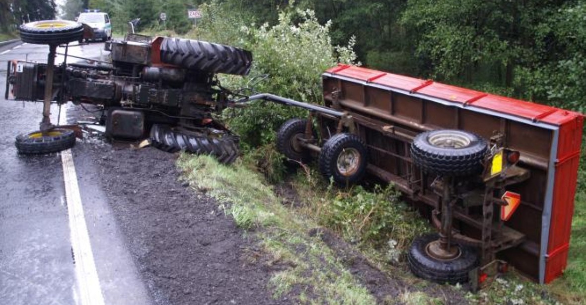 Opilý a zdrogovaný řidič převrátil traktor, zranil čtyři děti
