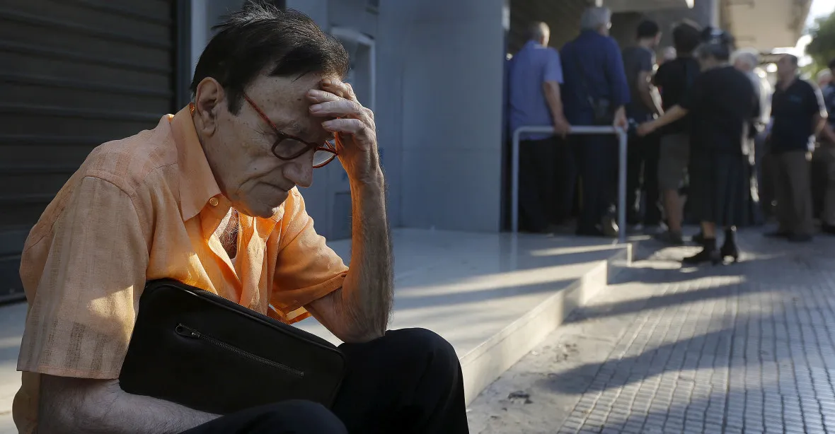 Naštvaní a v depresi. Zoufalí Řekové hledají funkční bankomaty
