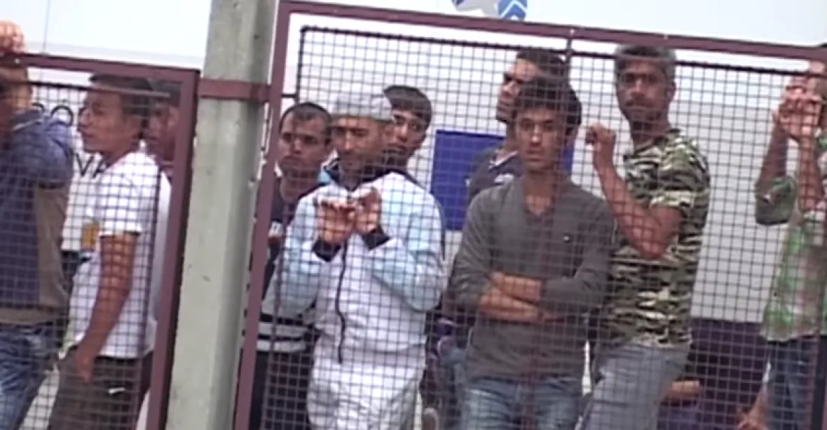 Maďarská policie rozehnala uprchlíky v táboře slzným plynem