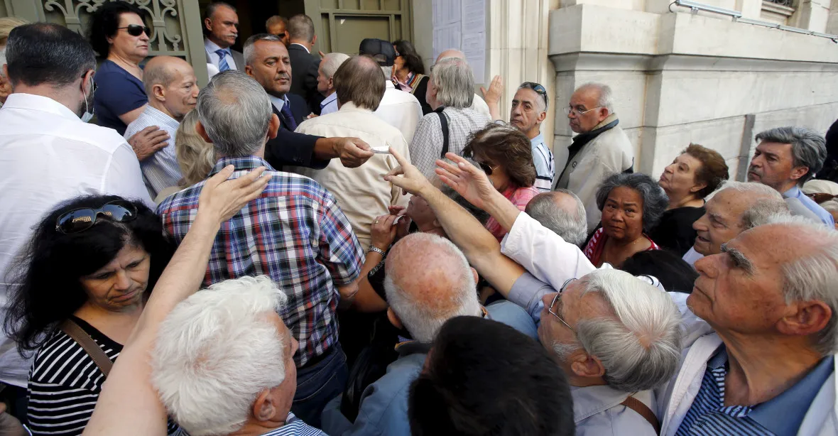 Peklo řeckých důchodců: tlačí se před bankami, bojují o lístečky