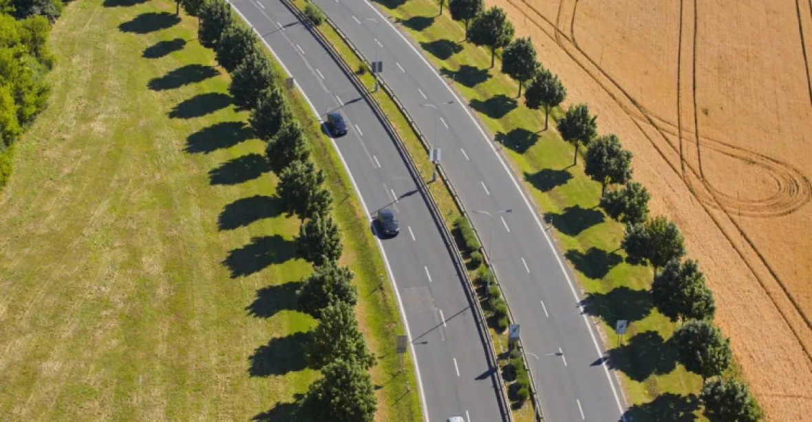 Česko umí stavět jen předražené dálnice. A často ani ty ne