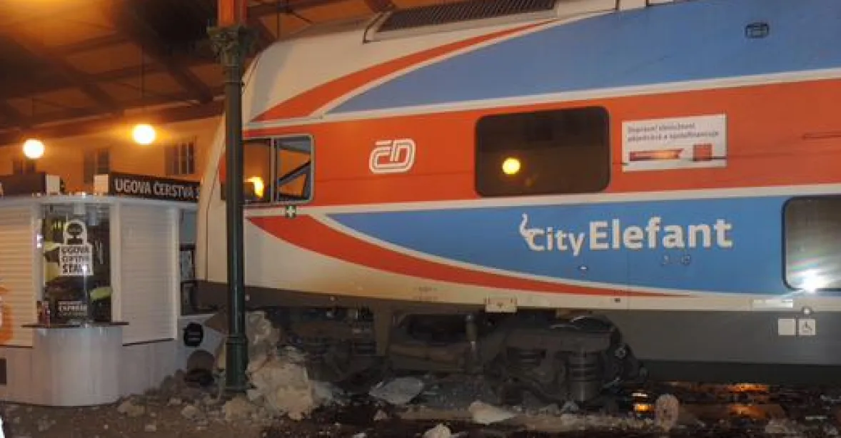 Dopravní zmatek v Praze. Na Masarykově nádraží vykolejil vlak