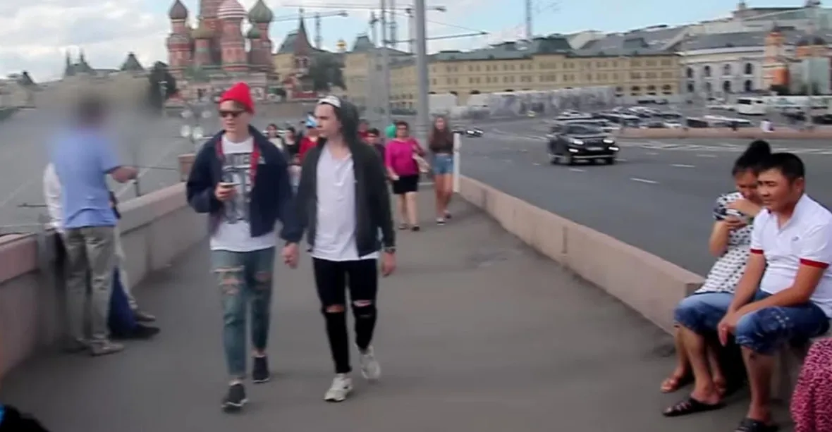VIDEO: Co se stane gayům, když jdou v Moskvě za ruku?