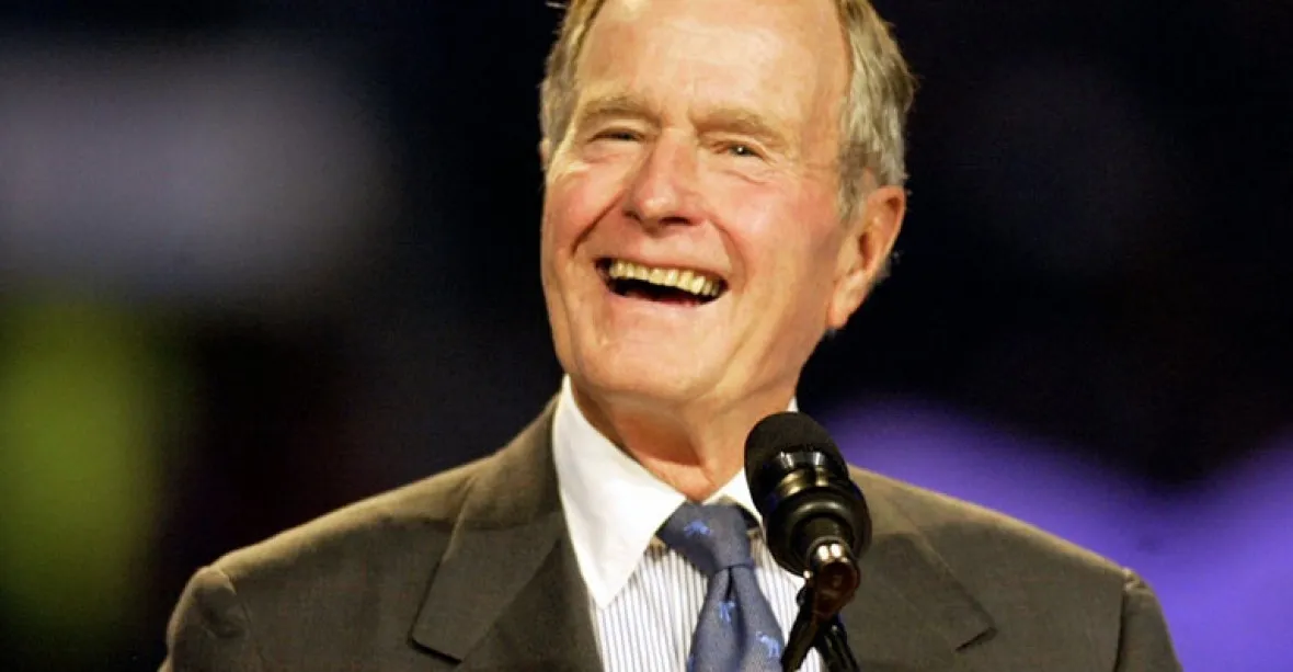 George Bush doma upadl, zlomil si kost v šíji