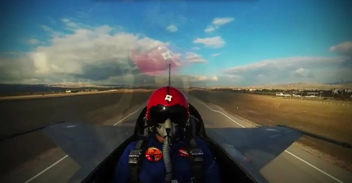 VIDEO: Pilot dostal F-16 během sekund do 4000 m