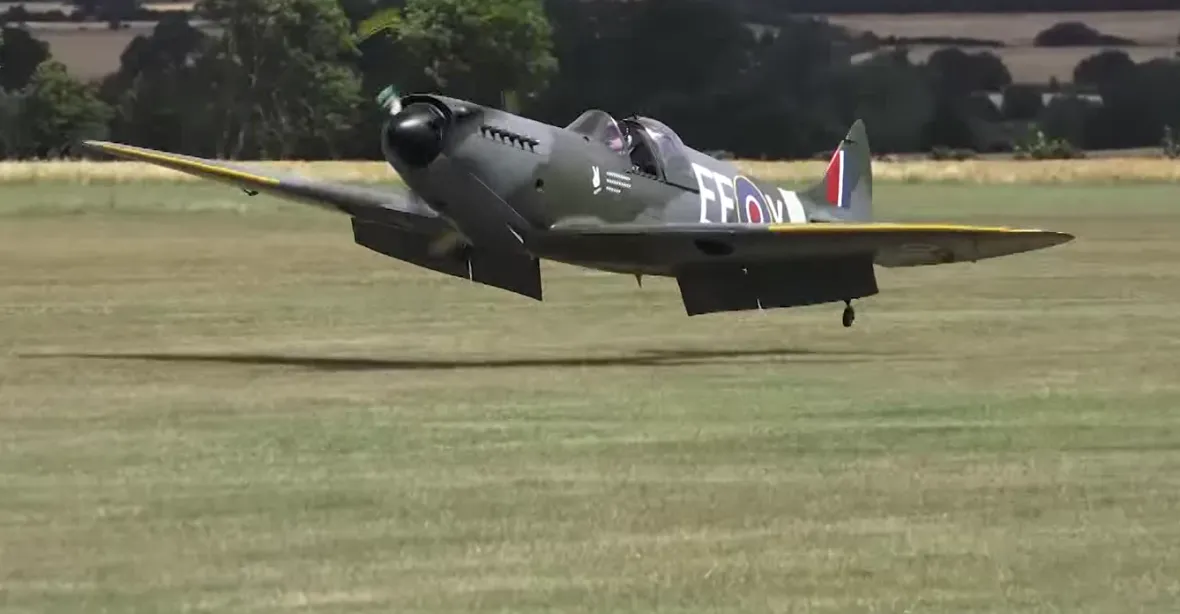 VIDEO: Drama nad letištěm. Spitfire dosedl bez podvozku