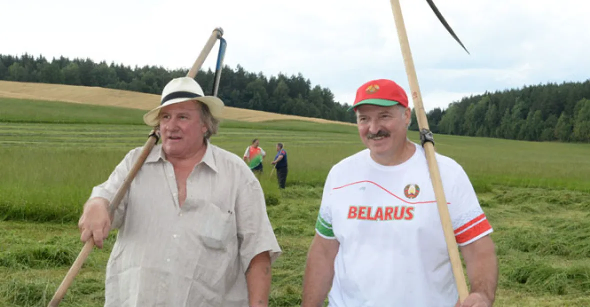 Depardieu jede. Kosil louku s Lukašenkem