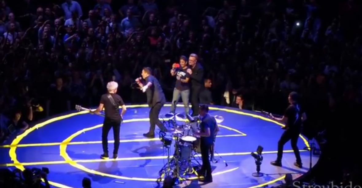 VIDEO: Jimmy Fallon zastoupil Bona na koncertu U2