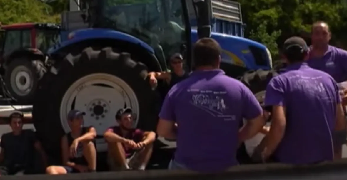 Francouzští farmáři blokují hranice. ‚Dovoz nás ničí‘