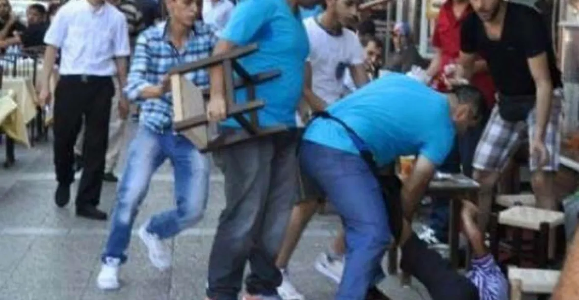 Malý uprchlík prodával kapesníčky. Turci ho zbili do bezvědomí