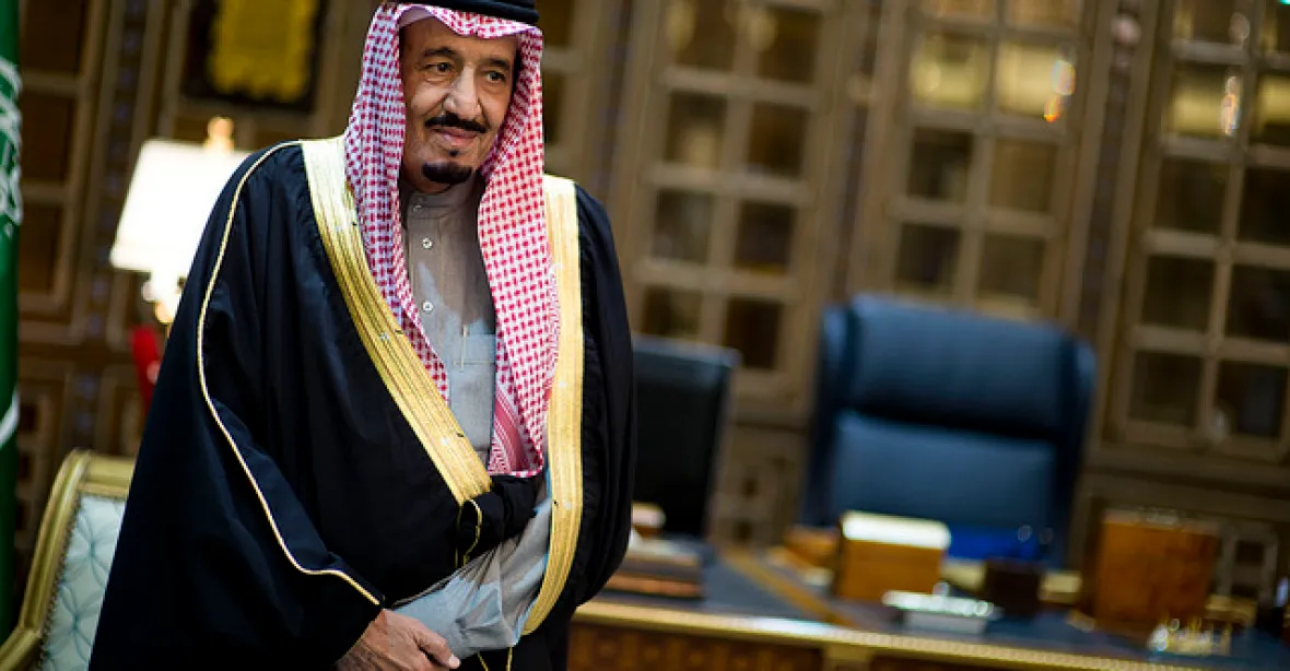 Saúdský král opět dráždí Francii. Na pláži nechce policistky