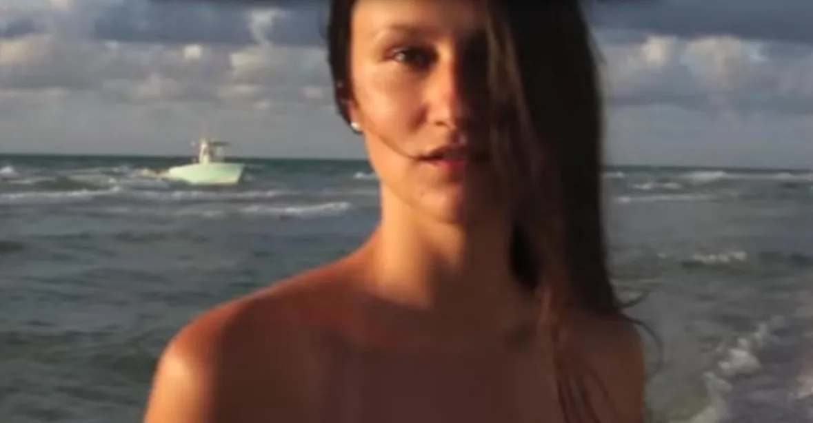 VIDEO: Modelka natáčela na pláži. V tom připluli uprchlíci