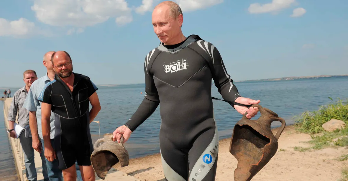 Neohrožený Putin. Tentokrát jako archeolog na anektovaném Krymu