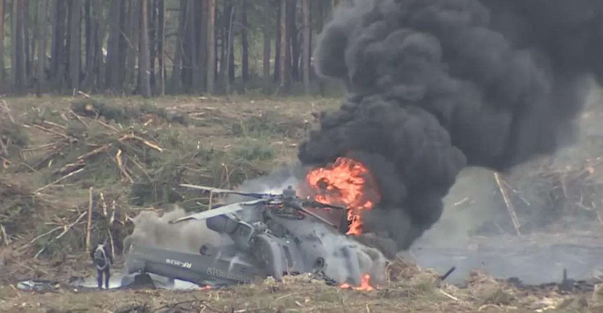 VIDEO: Ruský pilot se vypotácel z hořícího vrtulníku