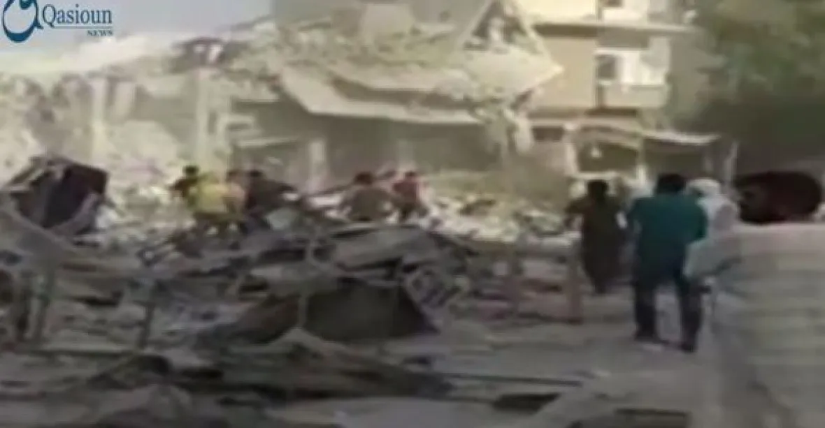Syrská stíhačka spadla na tržiště, zabila desítky lidí