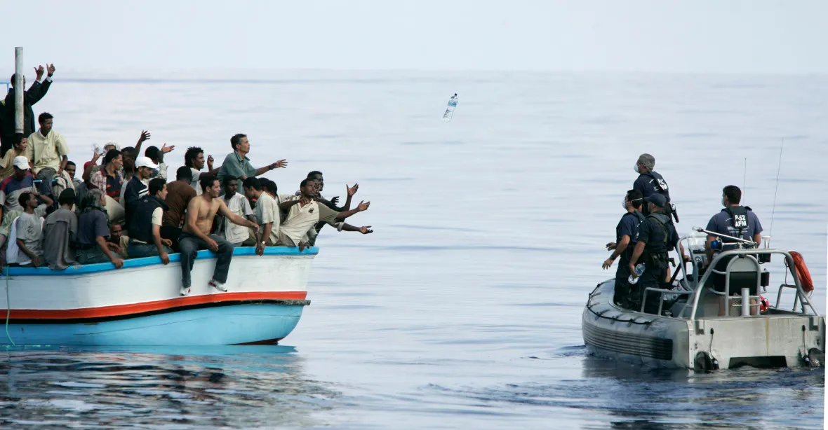 Na moři se převrátila loď se stovkami uprchlíků