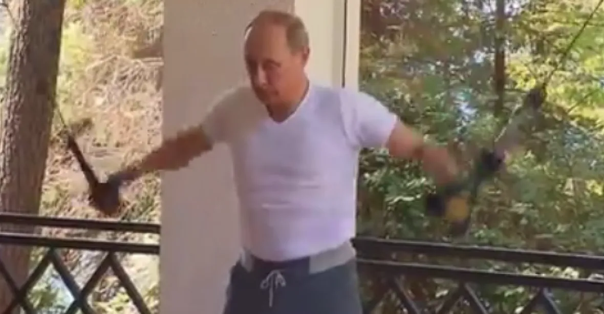VIDEO: Putin a Medveděv cvičili, pili čaj a pobavili internet