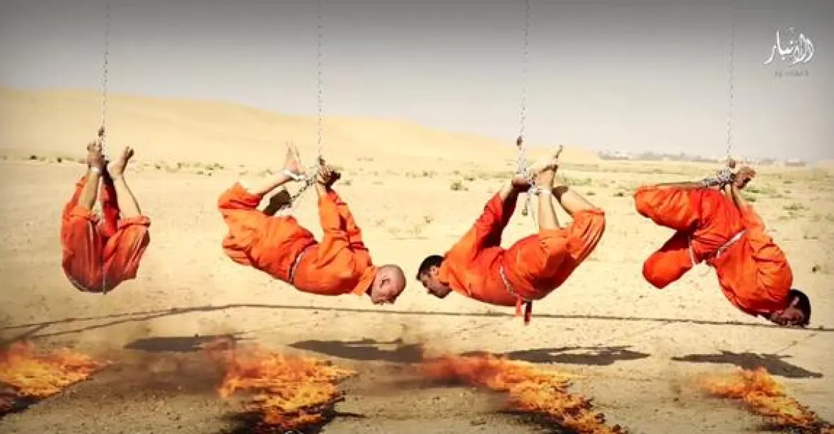 Další poprava IS: zajatce pomalu grilují zavešené nad ohněm