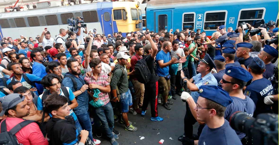 Budapešťské nádraží zaplavili uprchlíci, chtějí do Německa