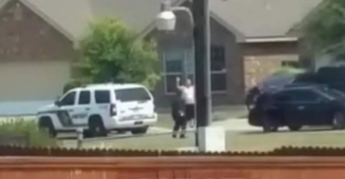 VIDEO: Policisté zastřelili muže, který se vzdával