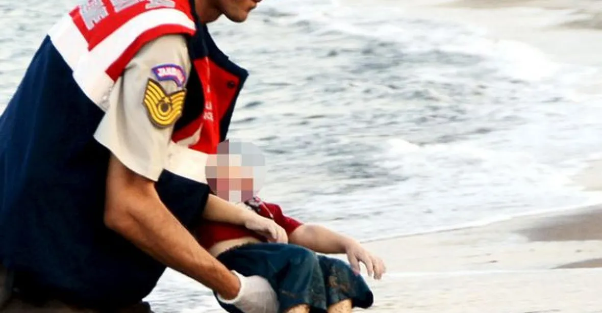 Svět šokovaly fotky tříletého uprchlíka, který se utopil