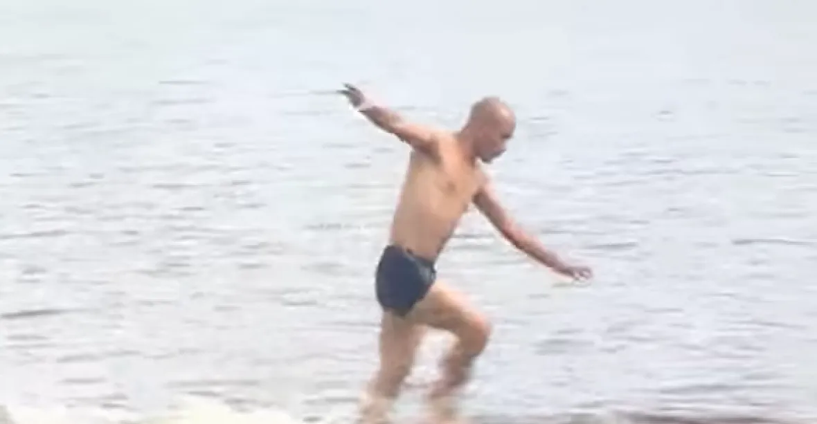 VIDEO: Šaolinský mnich uběhl 125 metrů po vodě
