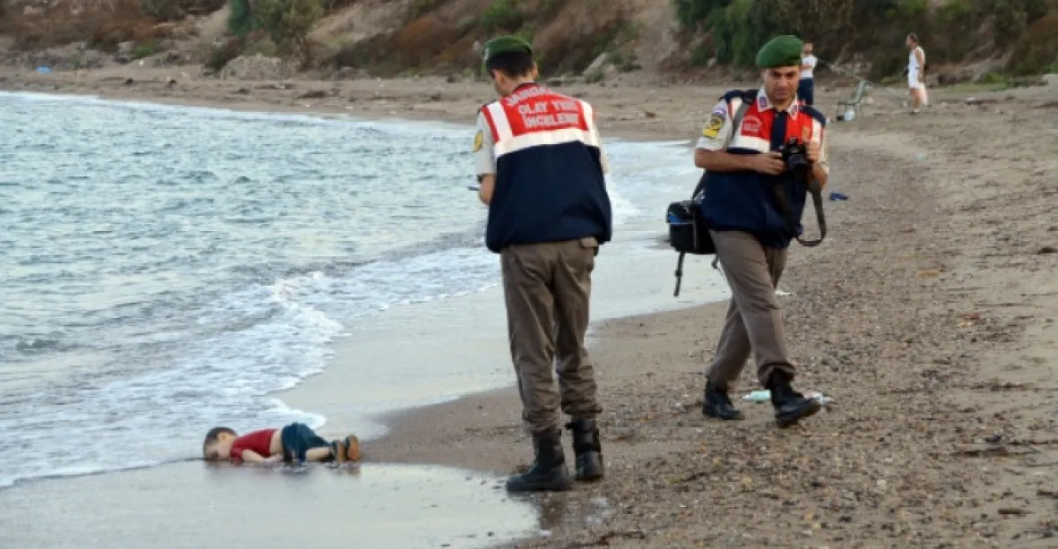 Uprchlík pohřbil své utonulé děti