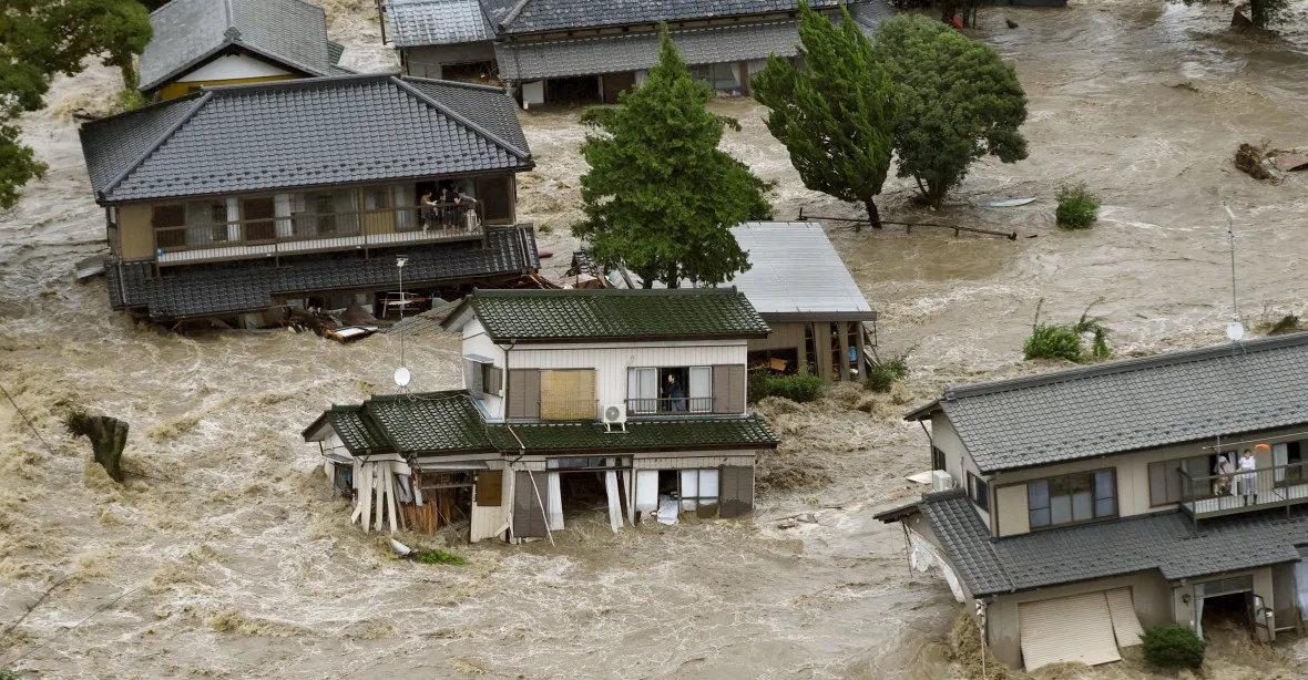 Záplavy v Japonsku vyhnaly přes 100 tisíc lidí z domovů