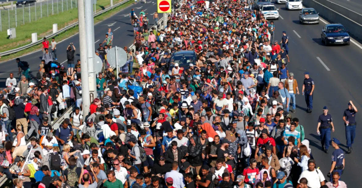 Německo obnovuje hraniční kontroly, zastavilo vlaky z Rakouska
