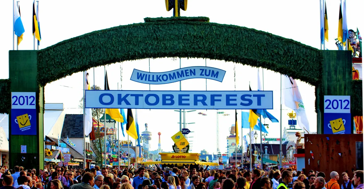 Opilí vedle muslimských běženců. Oktoberfest se bojí střetu kultur