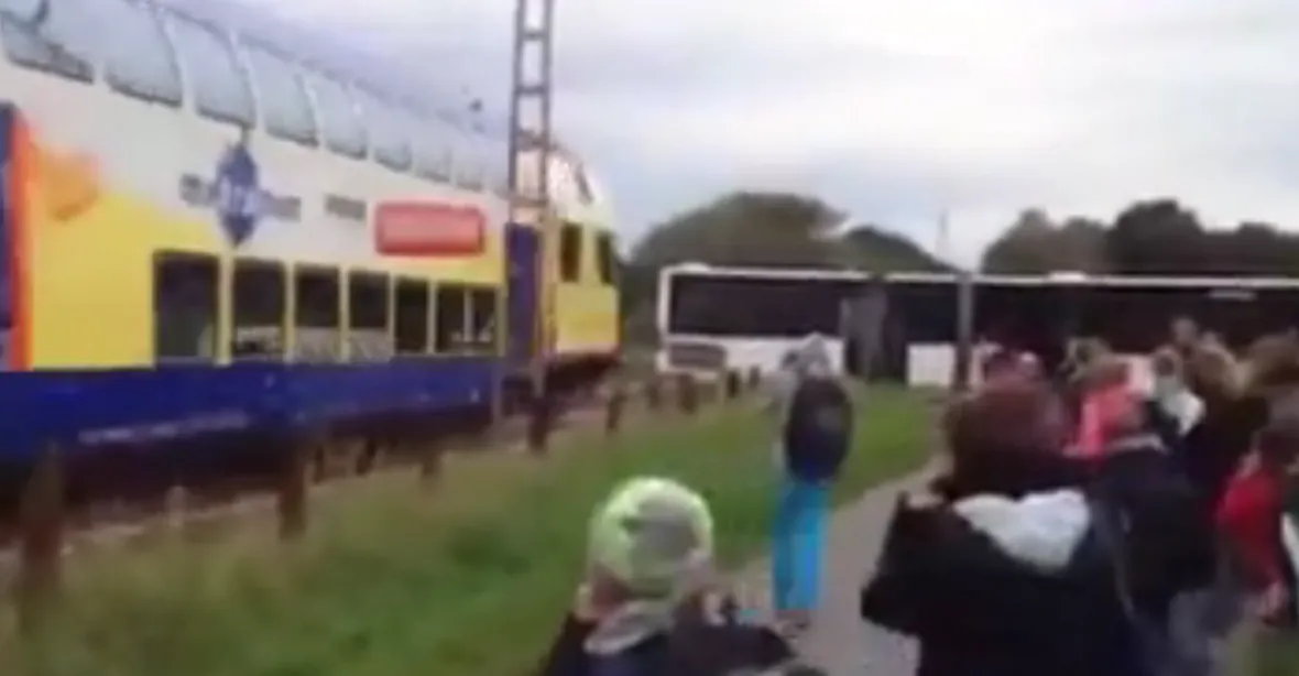 Vlak smetl na přejezdu školní autobus. Děti těsně unikly