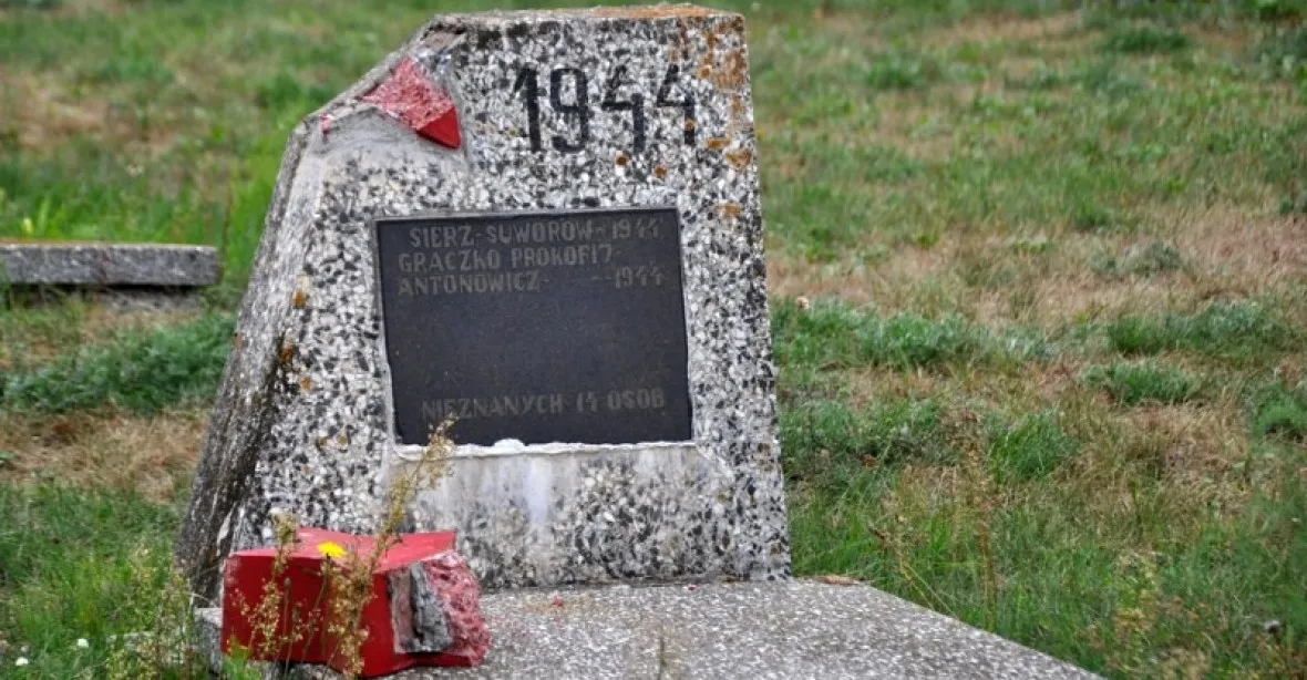 Pryč s hvězdou! Vandalové poničili hroby Rudé armády v Polsku