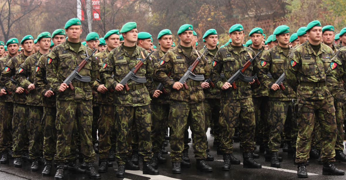Čeští vojáci jsou extremisté, ukázal průzkum. Šéf ANO to chce řešit