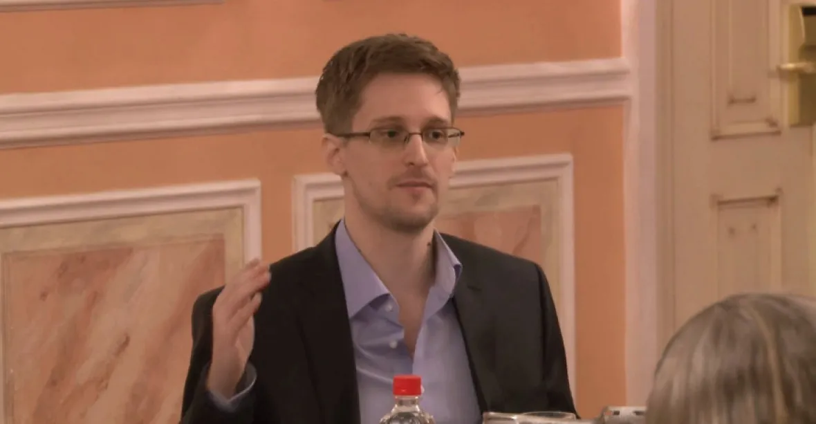 Snowden vyjednává o svém přesunu. Do amerického vězení