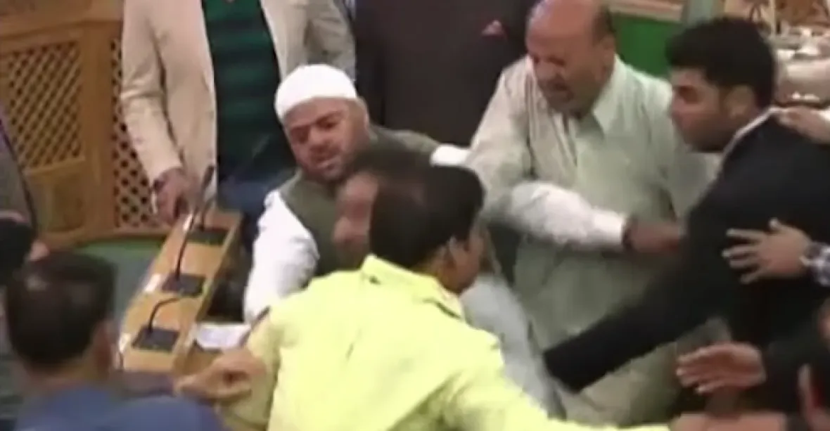VIDEO: Poslanci napadli muslima, který jim podstrčil hovězí