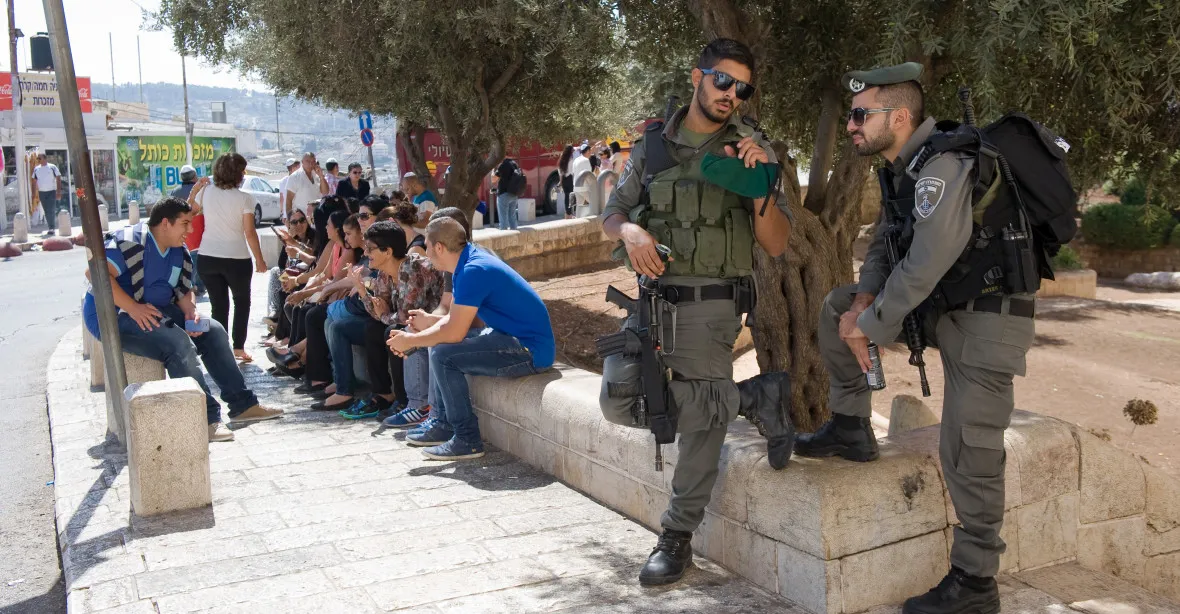 VIDEO: Mladý Palestinec se s nožem vrhl na policisty, ti jej zastřelili