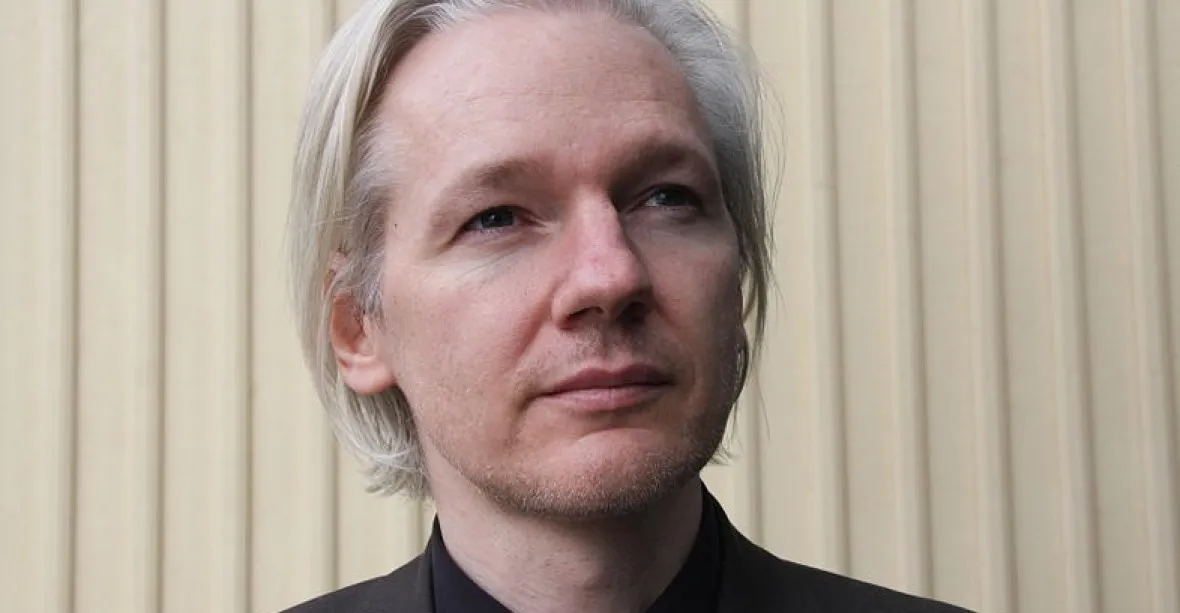 Assange trpí bolestmi. Pokud by jel do nemocnice, zatkli by ho