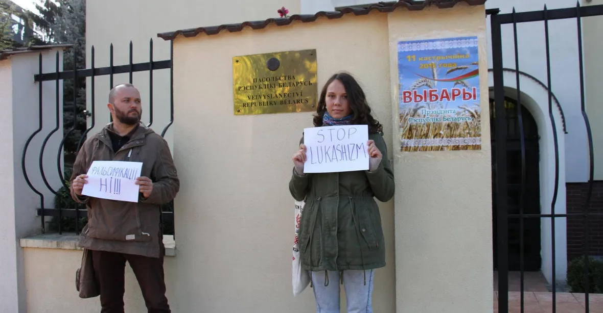 Protestovali proti Lukašenkovi. Hrozili jim deportací z Česka