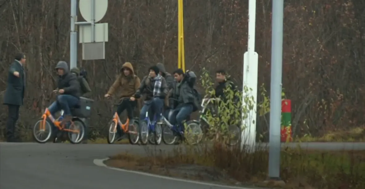Migranti vjíždí do Norska na dětských kolech. Kvůli zákonu